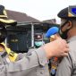 Kapolres Pamekasan  (AKBP Apip Ginanjar) saat memeriksa kesiapan pasukan.