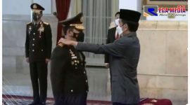Presiden Joko Widodo (kanan) resmi melantik Komjen Pol Listyo Sigit Prabowo sebagai Kapolri.