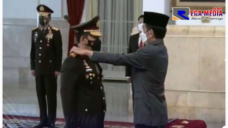 Presiden Joko Widodo (kanan) resmi melantik Komjen Pol Listyo Sigit Prabowo sebagai Kapolri.