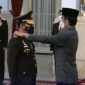 Presiden Joko Widodo (kanan) resmi melantik Komjen Pol Listyo Sigit Prabowo sebagai Kapolri.
