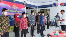 Camat Robatal (H. Ach. Firdausi) saat mengukuhkan pengurus Karang Taruna Kecamatan Robatal.