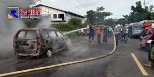 Satu Unit Mobil Hangus Terbakar di Jalan Raya Tangkel Suramadu