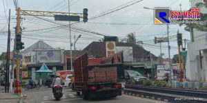 Lampu Traffic Light Mati, Situasi Lalu Lintas di Sampang Kota Semrawut