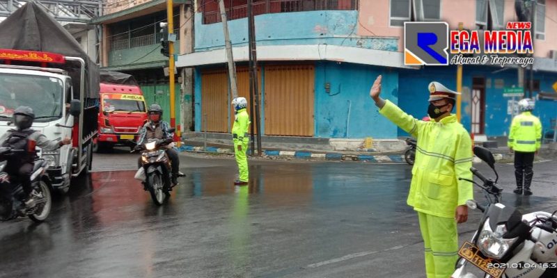 Kanit Turjawali Satlantas Polres Sampang pimpin sejumlah anggotanya saat mengatur arus lalu lintas di titik lokasi traffic light yang mati.