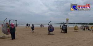 Simponi Deru Ombak dan Tawa Anak di Pantai Tlangoh Bangkalan