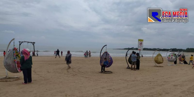 Terlihat pengunjung tengah menikmati suasana pantai dan laut di Pantai Tlangoh, Tanjungbumi,  Bangkalan.