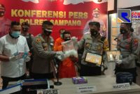 Konferensi Pers, Polres Sampang dan tersangka saat menunjukkan barang bukti narkoba seberat 1 Kg jenis sabu-sabu.