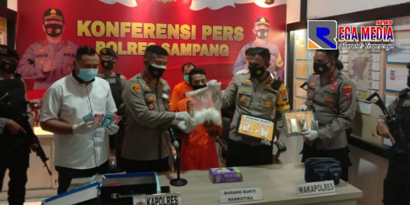 Konferensi Pers, Polres Sampang dan tersangka saat menunjukkan barang bukti narkoba seberat 1 Kg jenis sabu-sabu.