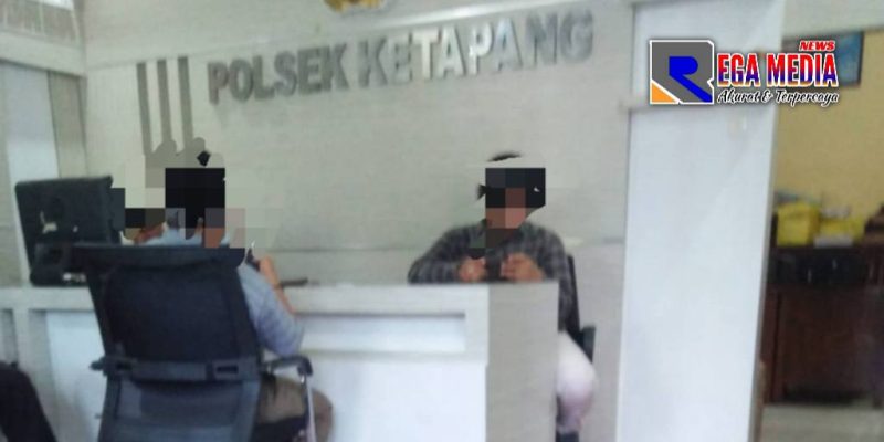 Kepala Desa Pandiyangan (Supandi) saat membesuk salah satu warganya (M) yang ditahan di Mapolsek Ketapang, Sampang.