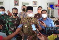 Bupati Bangkalan (R. Abdul Latif Amin Imron) didampingi Forkopimda saat diwawancara awak media.