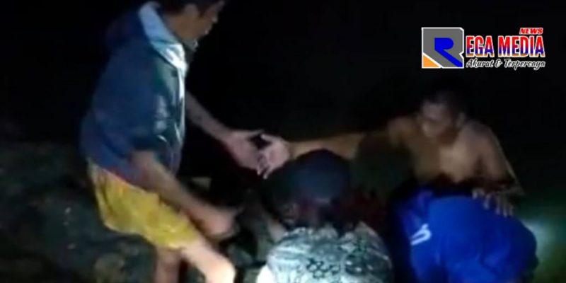 Warga saat mencoba mengevakuasi mayat yang ditemukan mengambang di pantai Dusun Du'apakah, Desa Sendang, Pragaan, Sumenep.