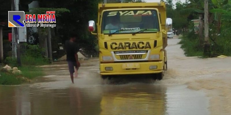 Tampak truk tengah menerobos banjir di kawasan Jl. Raya Tanggumong, menuju arah Sampang kota.