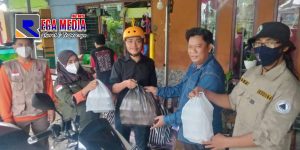 Gandeng FRPB, Bani Group Bagi-Bagi Nasi Bungkus Kepada Warga Terdampak Banjir di Pamekasan