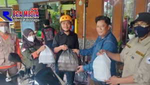 Gandeng FRPB, Bani Group Bagi-Bagi Nasi Bungkus Kepada Warga Terdampak Banjir di Pamekasan