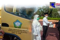Bupati Aceh Selatan (Tgk Amran) saat menyerahkan SK CPNS dan kendaraan operasional Dinas Lingkungan Hidup.
