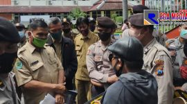 Aksi demo penyaluran BPNT atau E-Warung bermasalah, di depan kantor Pemkab Pamekasan.