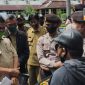 Aksi demo penyaluran BPNT atau E-Warung bermasalah, di depan kantor Pemkab Pamekasan.
