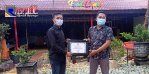Aktif Kampanyekan Prokes, Jurnalis Center Pamekasan Berikan Penghargaan Bani Food Court