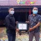 Ketua Jurnalis Center Pamekasan (Mulyadi Izhaq) saat memberikan reward/penghargaan kepada Manager Bani Food Court (Luthfiadi).