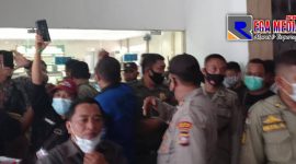 Situasi saat terjadinya kericuhan diluar ruang sidang DPRD Gorontalo Utara.