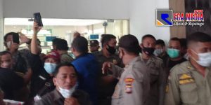 Pelaksanaan Interpelasi DPRD Gorut Berlangsung Ricuh