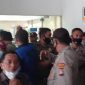 Situasi saat terjadinya kericuhan diluar ruang sidang DPRD Gorontalo Utara.