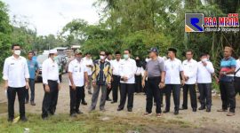 Bupati Aceh Selatan (Tgk Amran) bersama beberapa kepala dinas saat meninjau lahan pertanian.