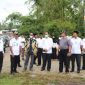 Bupati Aceh Selatan (Tgk Amran) bersama beberapa kepala dinas saat meninjau lahan pertanian.