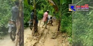 Jalan Rusak di Pandiyangan Sampang Ditanami Pohon Pisang