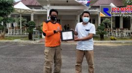 FRPB saat menerima penghargaan dari Jurnalis Center Pamekasan.