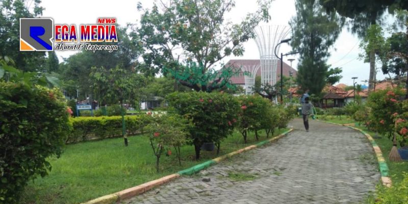 Tampak sejuk dan hijau sebagian taman yang ada di Taman Gor Indoor Sampang.