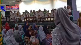 Dalam acara hajatan tersebut tampak berkerumun, sejumlah orang dan tamu undangan tanpa menerapkan protokol kesehatan.