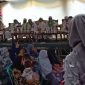 Dalam acara hajatan tersebut tampak berkerumun, sejumlah orang dan tamu undangan tanpa menerapkan protokol kesehatan.