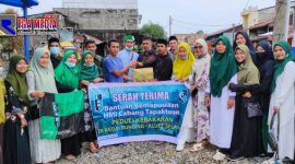 HMI Cabang Tapaktuan saat serah terima bantuan kepada korban kebakaran di Kluet Selatan, Aceh Selatan.