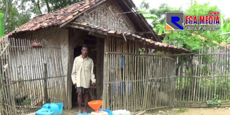 Puadin dengan gubuk  terbuat dari anyaman bambu yang mulai rapuh.