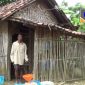 Puadin dengan gubuk  terbuat dari anyaman bambu yang mulai rapuh.