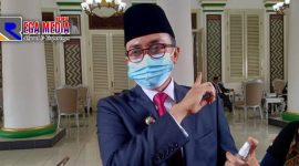 Bupati Pamekasan (Baddrut Tamam) saat diwawancara awak media.