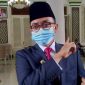 Bupati Pamekasan (Baddrut Tamam) saat diwawancara awak media.