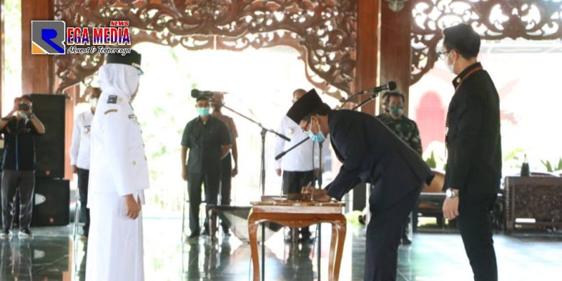 Bupati Pamekasan (Baddrut Tamam) saat melantik dua kepala desa PAW, di pendopo Ronggosukowati.