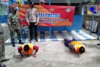 Terjaring operasi yustisi, dua orang pelanggar prokes diberi sanksi push up.
