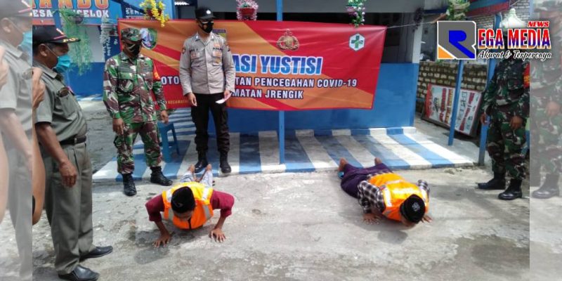 Terjaring operasi yustisi, dua orang pelanggar prokes diberi sanksi push up.