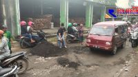 Pemerintah Dinilai Abai, Warga Kwanyar Bangkalan Patungan Perbaiki Jalan Rusak