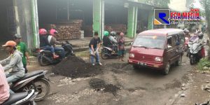Pemerintah Dinilai Abai, Warga Kwanyar Bangkalan Patungan Perbaiki Jalan Rusak
