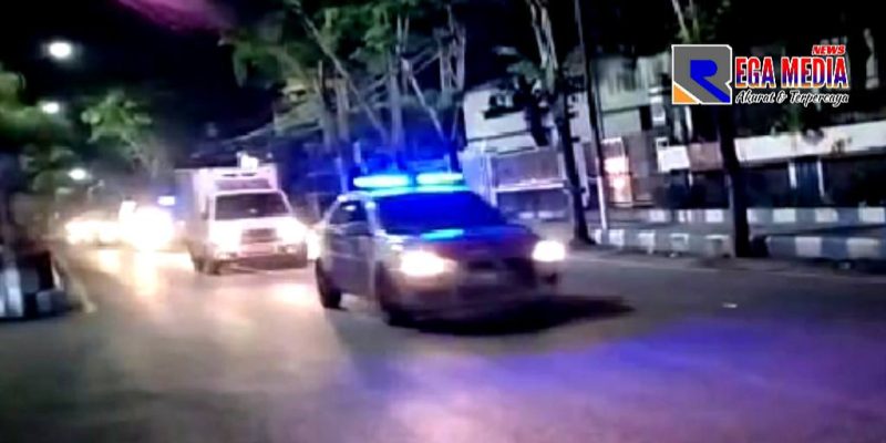 Tampak mobil patwal Polda Jatim mengawal mobil box bermuatan vaksin menuju kantor Dinas Kesehatan Sampang.