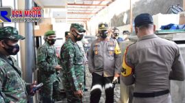 Kapolres Pamekasan bersama Dandim 0826 saat melakukan pengecekan gudang penyimpanan Vaksin Covid-19.