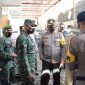 Kapolres Pamekasan bersama Dandim 0826 saat melakukan pengecekan gudang penyimpanan Vaksin Covid-19.