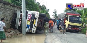 Truk Muatan Pasir Terguling Timpa Rumah Warga Sampang