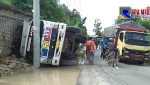 Truk Muatan Pasir Terguling Timpa Rumah Warga Sampang