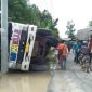 Tampak truk menimpa sebagian rumah warga dan arus lalu lintas dilokasi kejadian terjadi kemacetan.