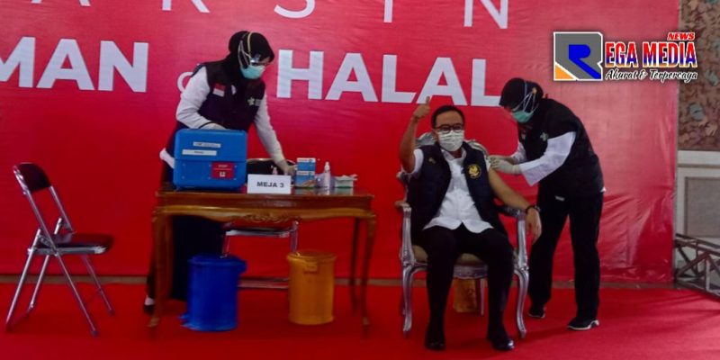 Bupati Pamekasan (Baddrut Tamam) saat divaksinasi Covid-19.